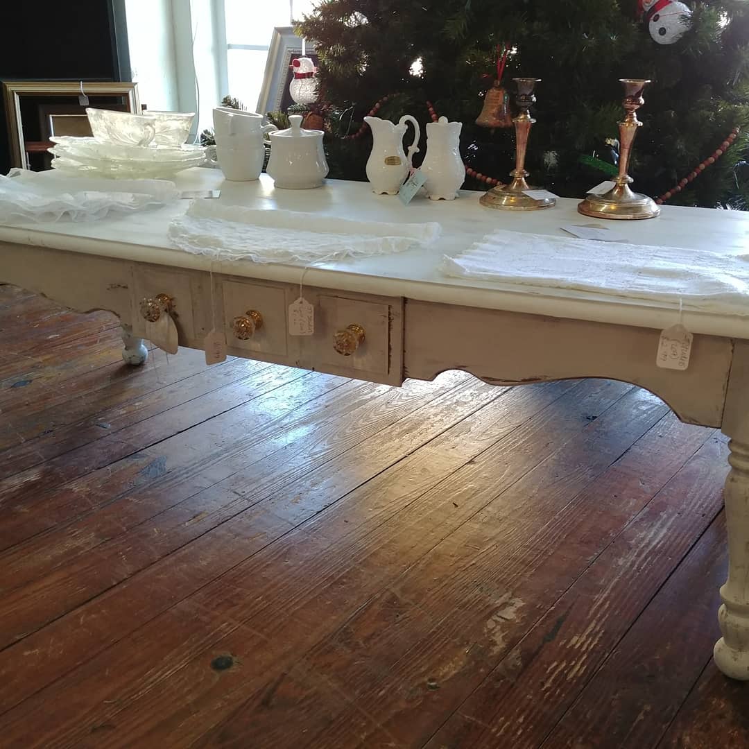 JT__Studios's tweet photo. If you missed out today come back tomorrow! My booth will still be 50% off! The coffee table is 62.50 after the discount. That's a steal! We will be open from 9-4 Saturday. #JTStudios #TheMarket #ShopLocal https://t.co/umR5VDn2eZ