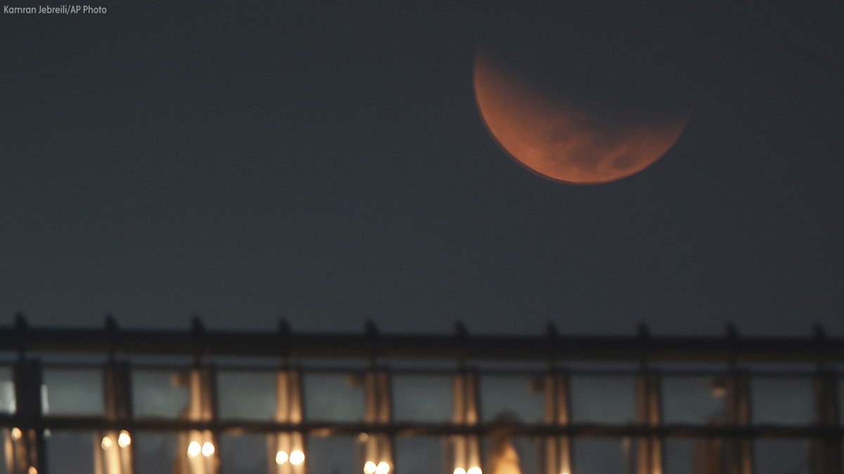 abc13houston's tweet photo. Pair of supermoons, including a rare 'super blue blood moon,' will kick off 2018 https://t.co/QhFFDy9GMx https://t.co/qekLBwSvTa