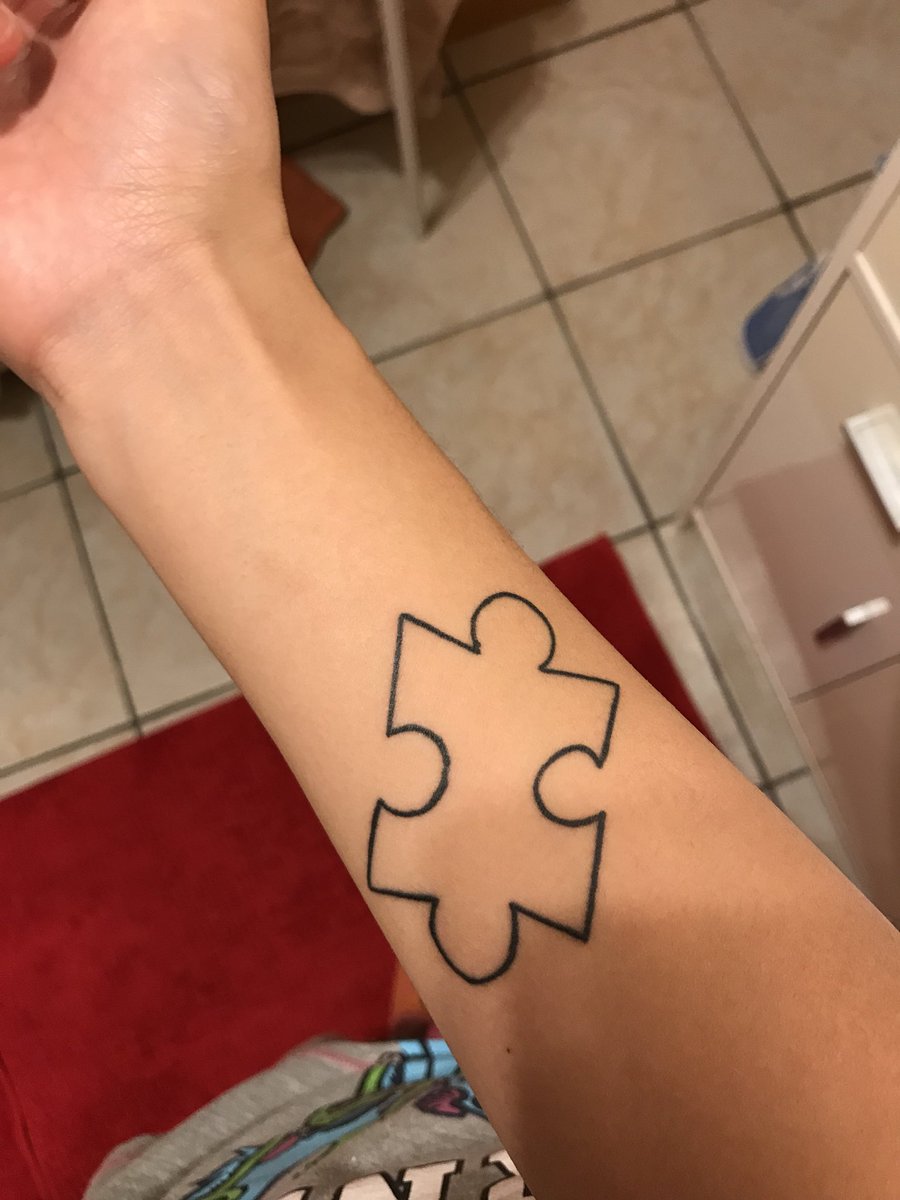 FloPautet's tweet photo. #highlight2017 : Getting my first tattoo at Lucky Cat in Glasgow 💞 (Biffy related HA 💁🏻♀️) https://t.co/pPhob04uqW