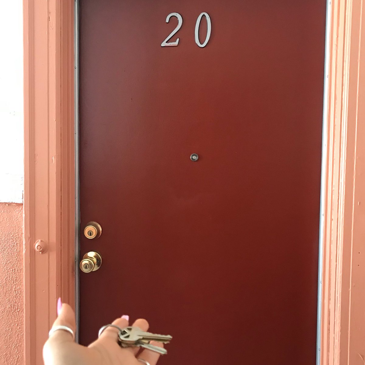 TEC6unny's tweet photo. I have real tears in my eyes. This is MY fucking apartment. I really have an apartment, in my name. 

Ive been homeless twice in the past year... last new year i spent it sick, sleeping in my car. But this year its different. Im speechless. https://t.co/6LyiK3TKG5
