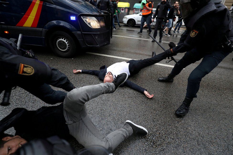 vilallongapac's tweet photo. Atenció: aquesta foto de @Reuters de la brutalitat policial del #1O, escollida com una de les imatges de l'any 2017 per la prestigiosa @BBCWorld. https://t.co/MRsUzDyYQs