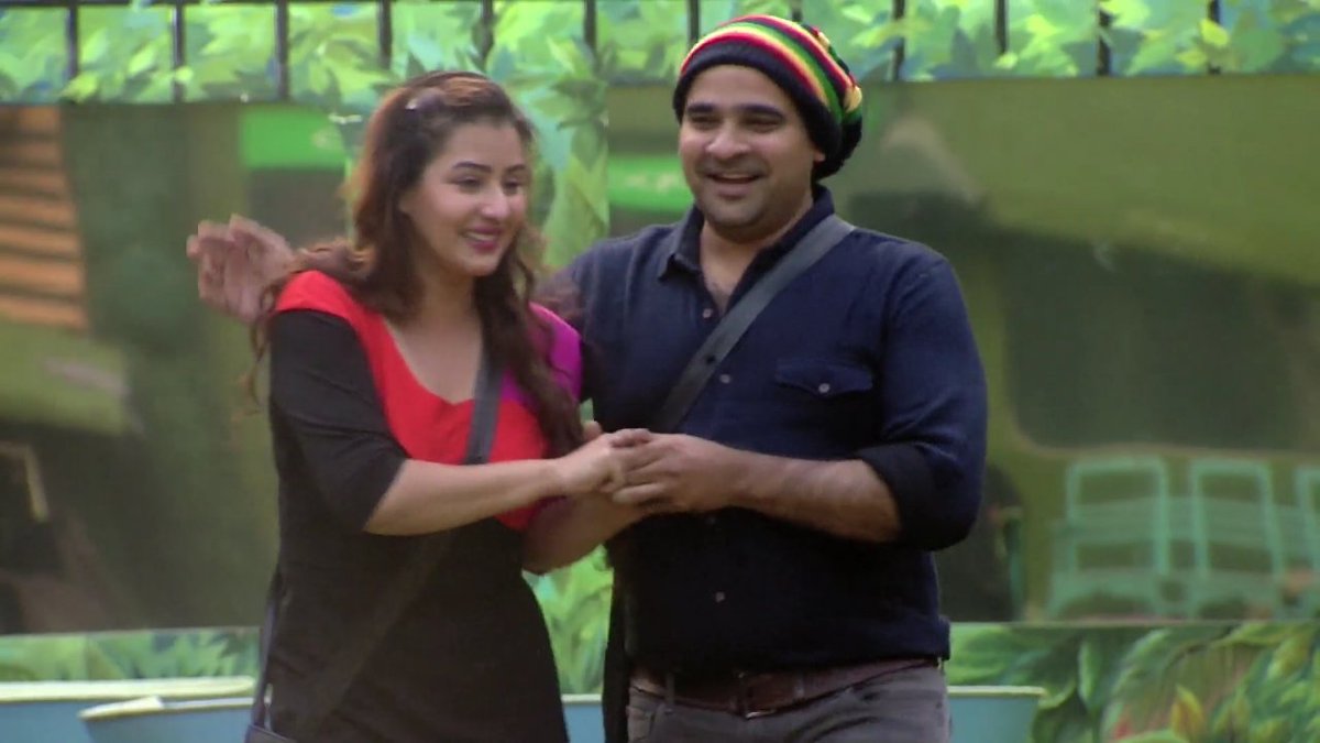 CosmicCanvas_'s tweet photo. There is a difference between reaction and response. Reacting is letting other people bring you down to their level when they hurt you. Responding is rising above a situation and being the better person. and we love Shilpa response. 
#WeLoveShilpaShinde https://t.co/MIrGbwQIhg