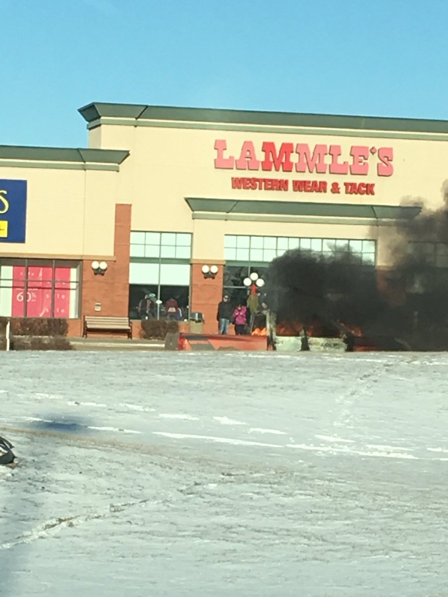 HoronMichael's tweet photo. Car on fire in front of Lammles. #nowranglersforme https://t.co/rlysjRhoZq