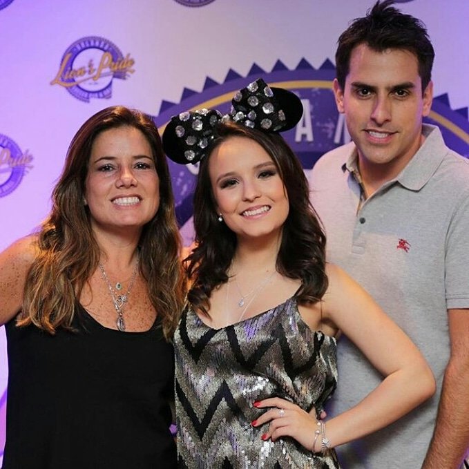 lludoliveira's tweet photo. Melhor trio!?😊💗 @CamilaColombo @larimanoela @brancorodrigo #17daLari https://t.co/cr6Jz2ciCI