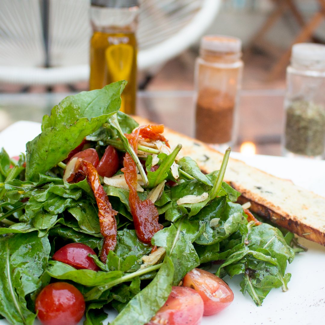 904PizzaBar's tweet photo. Ensaladita de rúcula, livianita para esperar la comilona del finde 😎 
Te esperamos desde las 18hs! #904 https://t.co/n5j1kthNjI