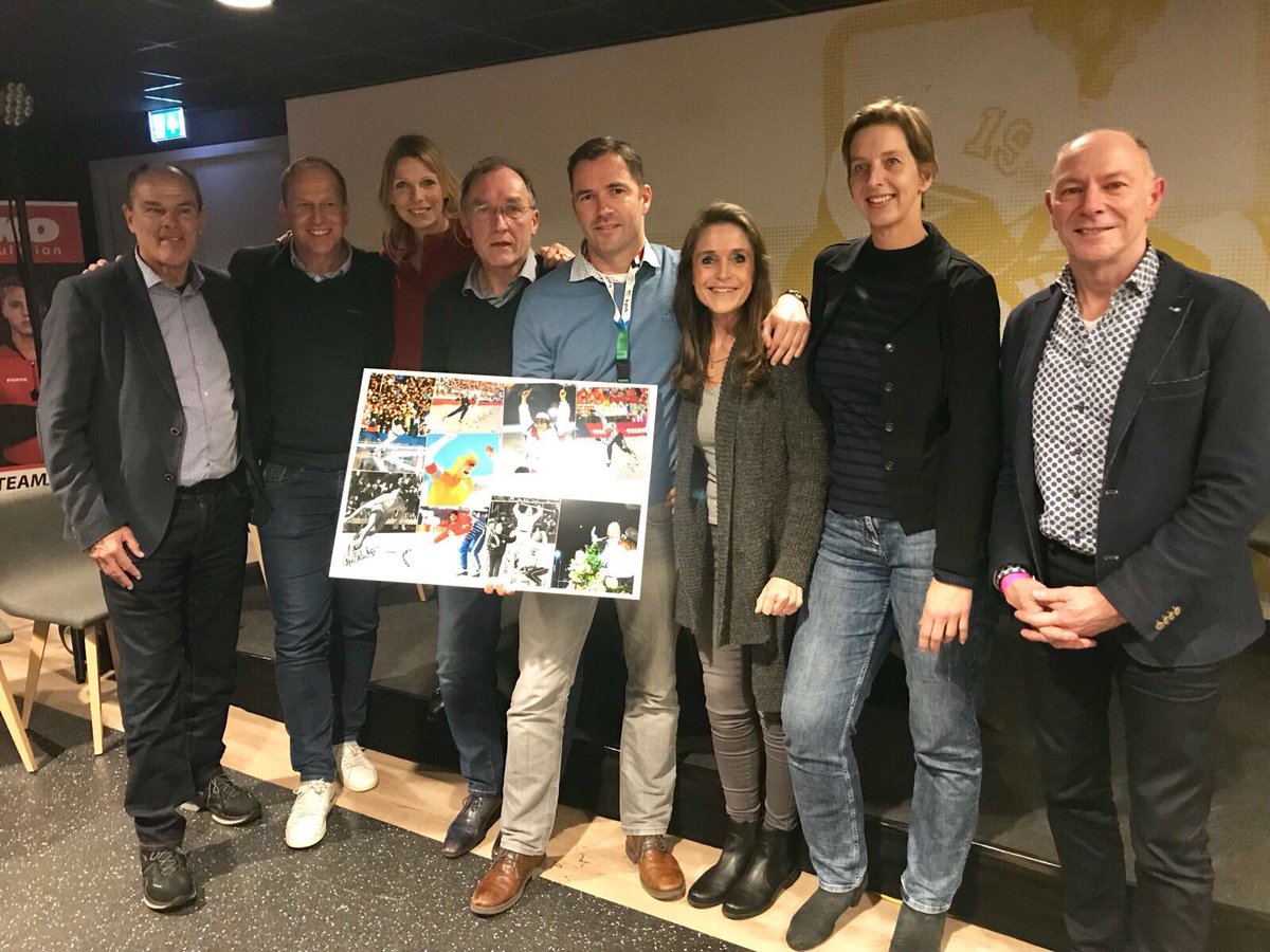 FrankWoest's tweet image. Bijzonder cadeau van de juryleden van Schaatser vh Jaar gehad in Thialf. Thanks!!! @annamarieskate @rintjeritsma @JosValentijn52 @vangennipyvonne  @timmermarianne Ab Christine Hilbert Hein Jochem 👍🍻
