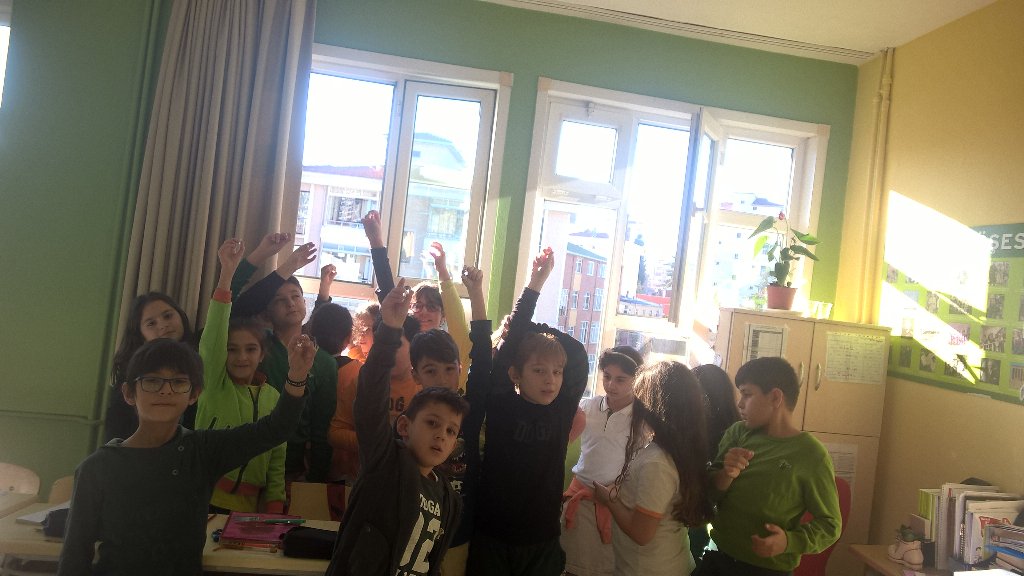 Yakacık Doğa Koleji 4A sınıfı kristal camla güneş ışığından yararlanarak gökkuşağı oluşturma deneyini yaptı.