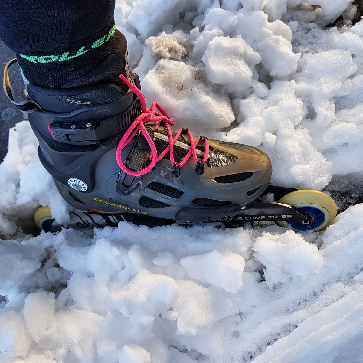 natanfreeskate's tweet photo. Cold Session , i hate snowπ
#cadomotus
#twincambearings #inline_downhill #ilq9probearings #dualbox #snow #inlineskating #inlinedownhill #rollerblades #inlinedownhillskates #inlineskate #inliner #inlineskating #patins https://t.co/ImQQIMbmJO