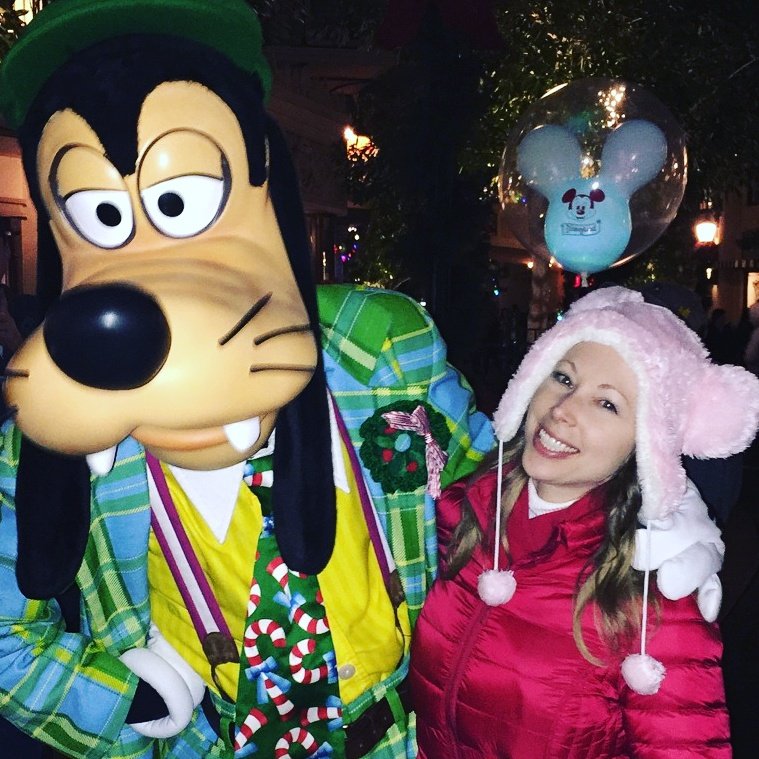 jenniferdaytv's tweet photo. Happy Holidays from Goofy #1 &amp; Goofy #2! Celebrate with me by getting my #JenniferDayCalendarApp. Today's video is sure to make you smile, wink wink ;) https://t.co/yGdozugcUB