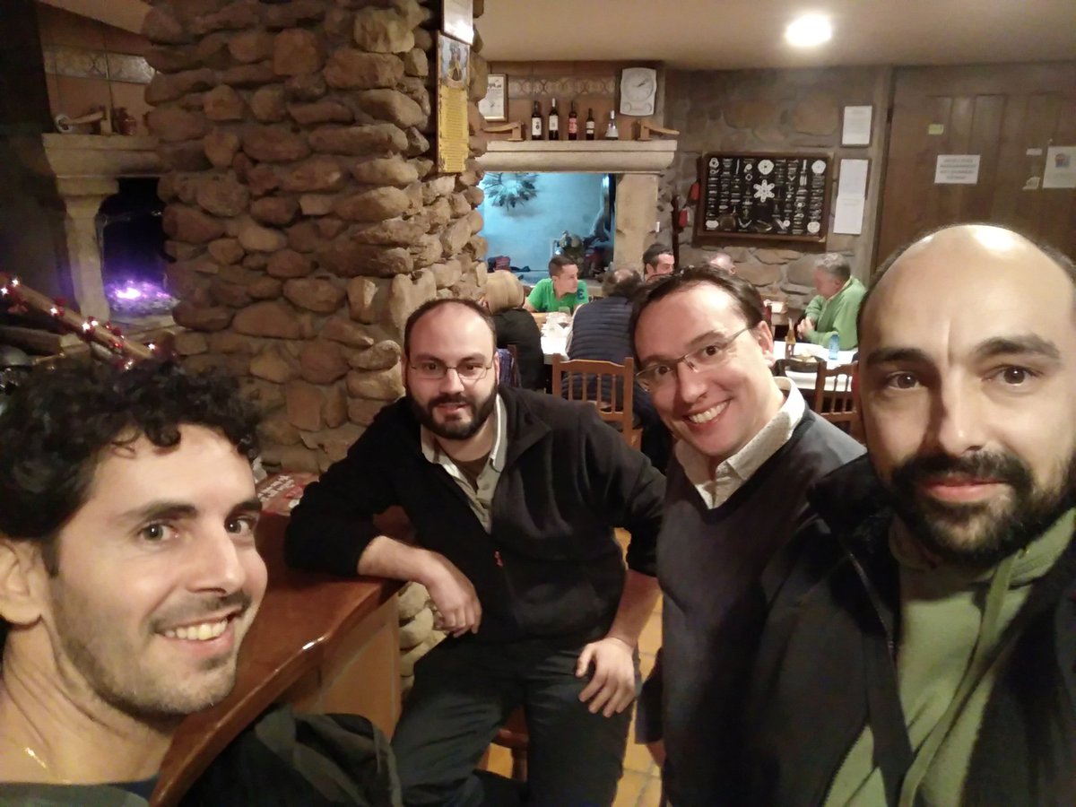 Empezando la primera cena oficial de empresa!