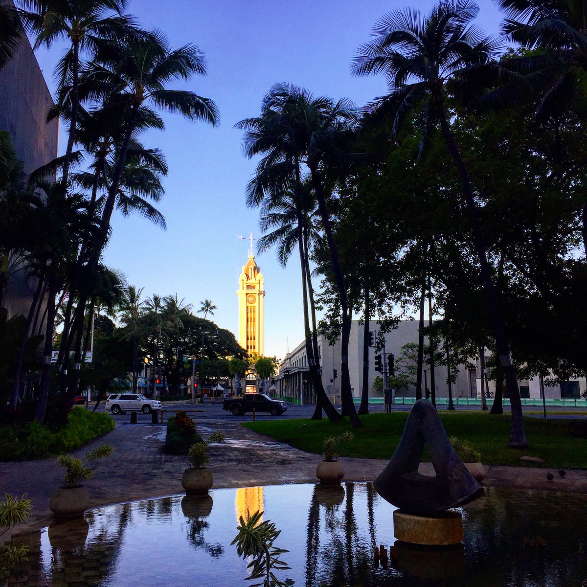 It's the last #HPUAlohaFriday of 2017! #AlohaTower #LuckyWeLiveHI PC: HPU alum Avery Fukeda