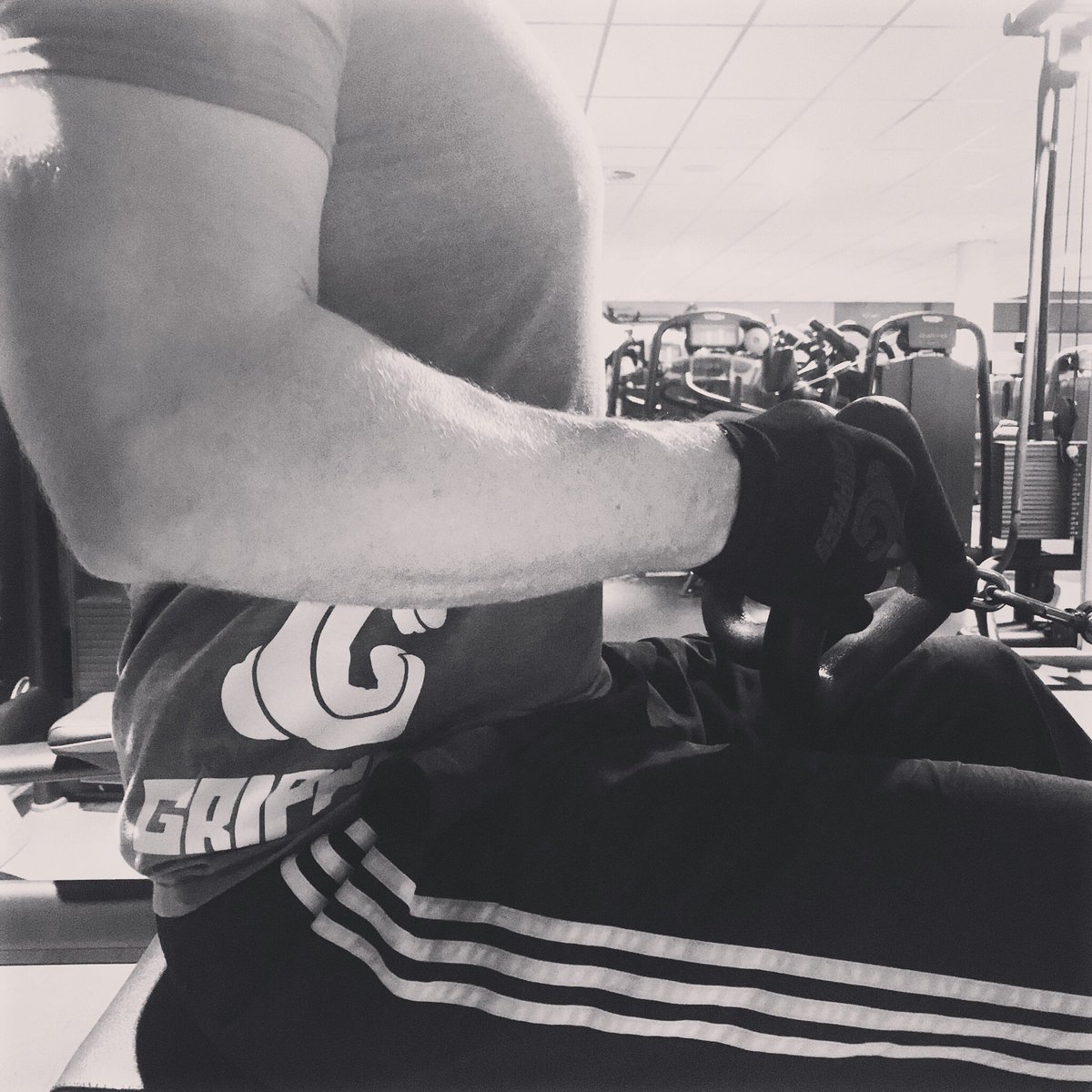 grippsss's tweet photo. Pull the triangle towards your belly, hold it a couple of seconds and extend your arms again.
#GRIPPSSS #GRIPPSSSgloves
https://t.co/yd6sDldvu6
#Fitness #BackRow #Row #Back #CrossFit #Muscle #FitnessWorkout #Workout #HealthyBody #FitBody https://t.co/zOGJwrJqBc