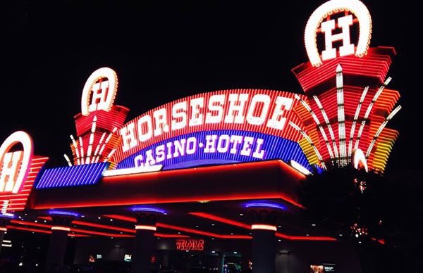 DividedSkyEnt's tweet photo. If you’re in #Tunica, don’t miss @TheNickHickman performing live inside @Horseshoetunica this Fri/Sat from 5-8:45pm! #LegendsStageBar #NickHickman #Nashville https://t.co/qa52SrBrbZ