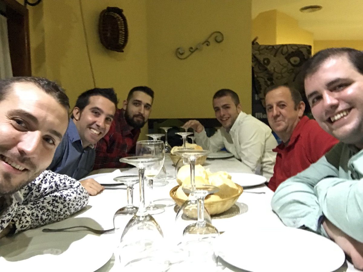 VicCarde's tweet photo. Cena de empresa @Valen_EF @19pablo92 @GoyoLC @dlc_93 https://t.co/GbYtlMRz0i