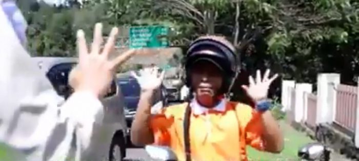 Netizenland's tweet photo. Polwan Cerdas, Berhasil Bongkar Kedok Kakek-kakek yang Pura-pura Bisu Saat Ditilang https://t.co/vxKsK7Q4DD https://t.co/958g0VcksE
