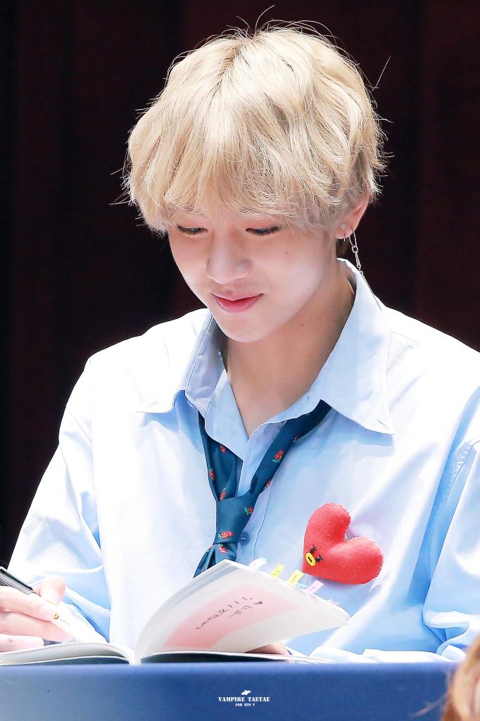 Marili993's tweet photo. FELICIDADES TAE<3 TE QUEREMOS😊
 #ProudofV #HappyTaehyungDay #VeautifulDay #HappyVday  #TAETAEisLOVE    #뷔생일ㅊㅋ #뷔_보라해 https://t.co/6aWYJ6IUO1