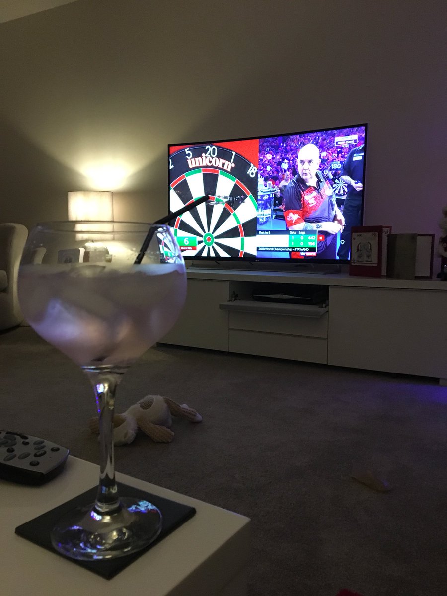 bevelaar55's tweet photo. G&amp;T &amp; Darts perfect Friday #darts #LoveTheDarts #PDCWorldChampionships #Philthepower https://t.co/4AFC61m9XE