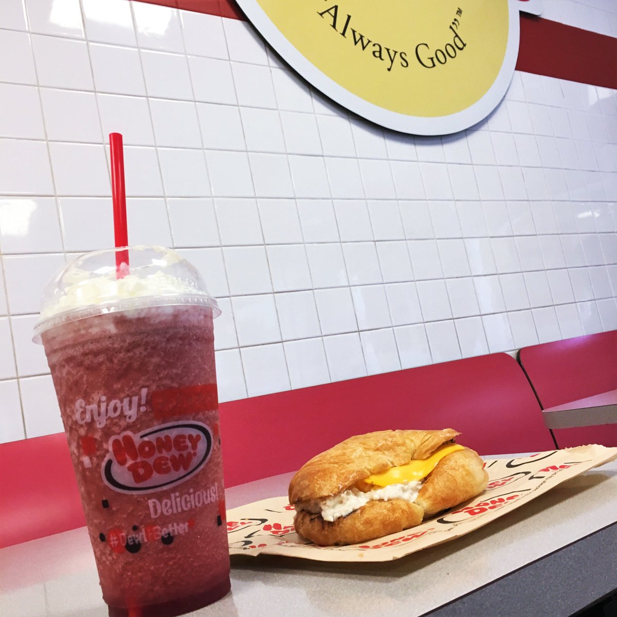 HoneyDew_Donuts's tweet photo. A #FavoriteComboFriday that’s #always #good: our #Wildberry #Smoothie and @WillowTreeFarm #ChickenSalad #Sandwich! #FCF #FoodieFriday #FeatureFriday #FridayFun #DewItBetter #Dewlicious #EnjoyTheLocalFlavor #AlwaysFreshAlwaysGood https://t.co/FYJs0xWgn5