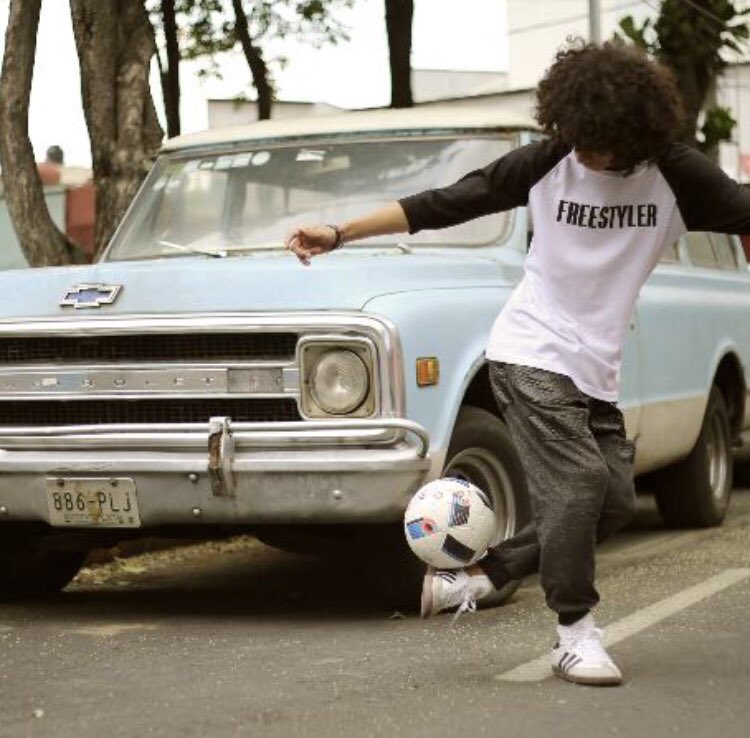 Spornado's tweet photo. It’s #FRIYAY 😀 So excited!
Want to learn some cool freestyle tricks? Follow @gioksk on SPORNADO, he is part of the “Kskrita” team in Mexico and he always has really interesting things going on his page. #freestyler #tricks ⚽️ https://t.co/VTtZumBwit