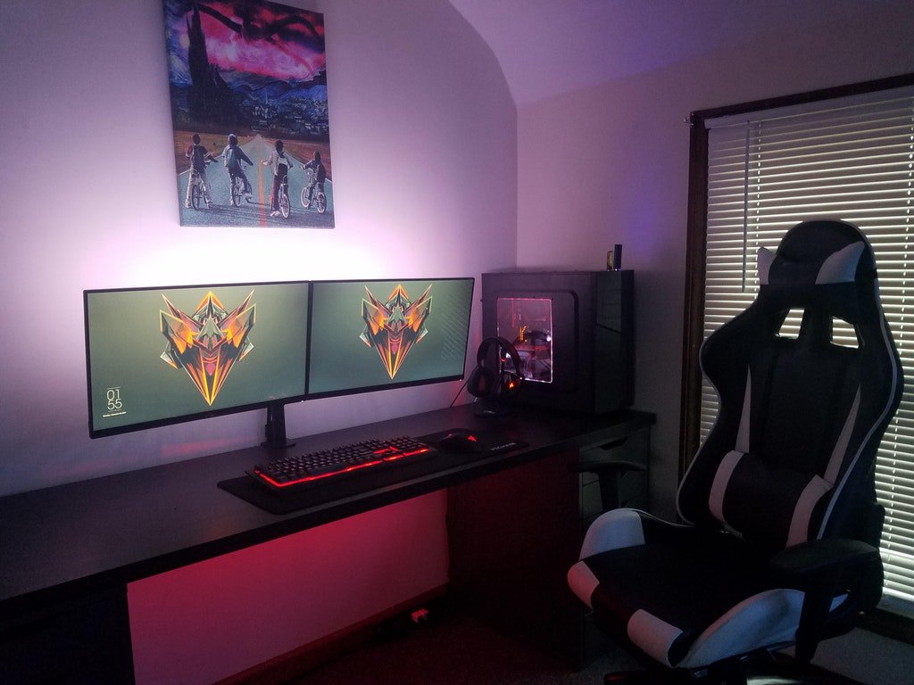 Newegg's tweet photo. TFW you manage cables better than you manage problems #RigGoals #CableManagementGoals
Admirably clean #battlestation built by u/Loochatron ► https://t.co/uS5tVrTvYp https://t.co/55pMmkdt03