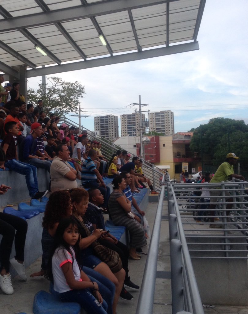 DirDeporteSM's tweet photo. A esta hora se juega el partido de exhibición entre:

#LaHinchadaDelCiclón VS #PeriodistasDeLaCiudad

#GranClausura 
#2DasOlimpiadasPorLocalidades2017  #INRED
#CiudadDelBuenVivir 
#SantaMartaSigueCambiando https://t.co/LuaqIT4g9o