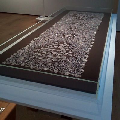 Mantilla/Mi maja.
From the Manuela series

184cm x 56cm. Spanish traditional headscarf. 3000 articulated silver components
Object as a muse exhibition. Crafts Council

Sculpture + Photography.