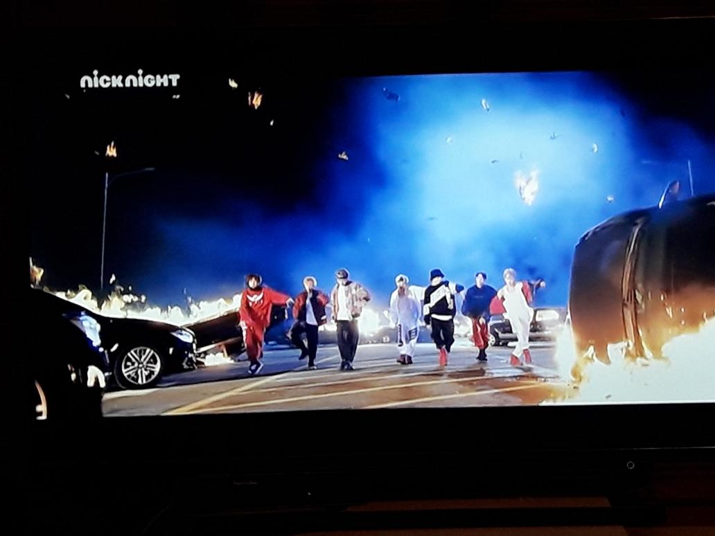 karilovesbts's tweet photo. #tweetandbeat haben gerade den #MicDropRemix  von @BTS_twt und @steveaoki gespielt 😍 https://t.co/TufQlCROy3