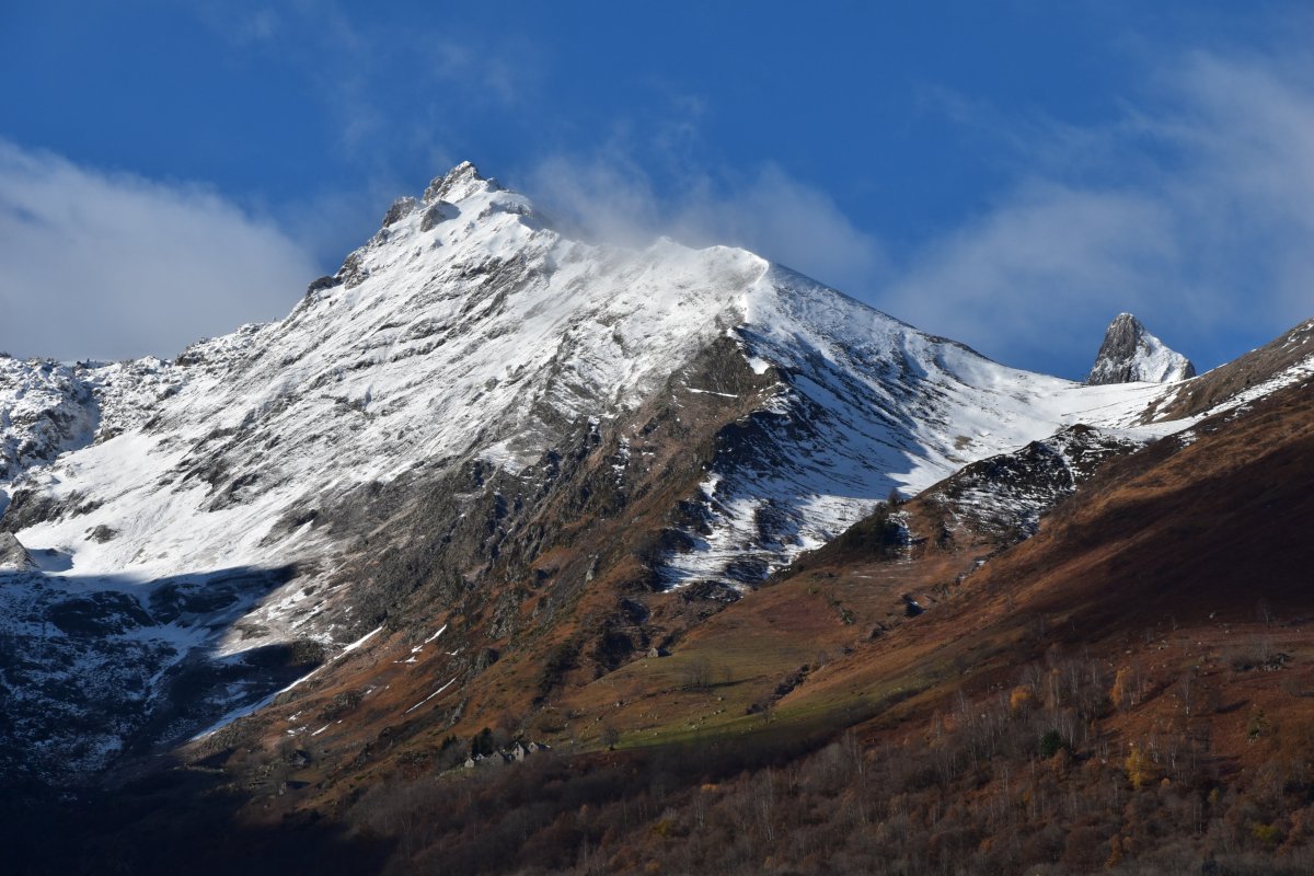 LonePeakbagger's tweet photo. Zoom on the highest of the Pics d'Aulian (2500m) from the tiny village of Vizos, Pays Toy, Pyrenees, 26. November 2017.
#picsdaulian #vizos #paystoy #pyrenees #ardiden #luzstsauveur #mountains #snowtoppedmountains #bluesky #mountainmagic https://t.co/W8iSj3U7MP