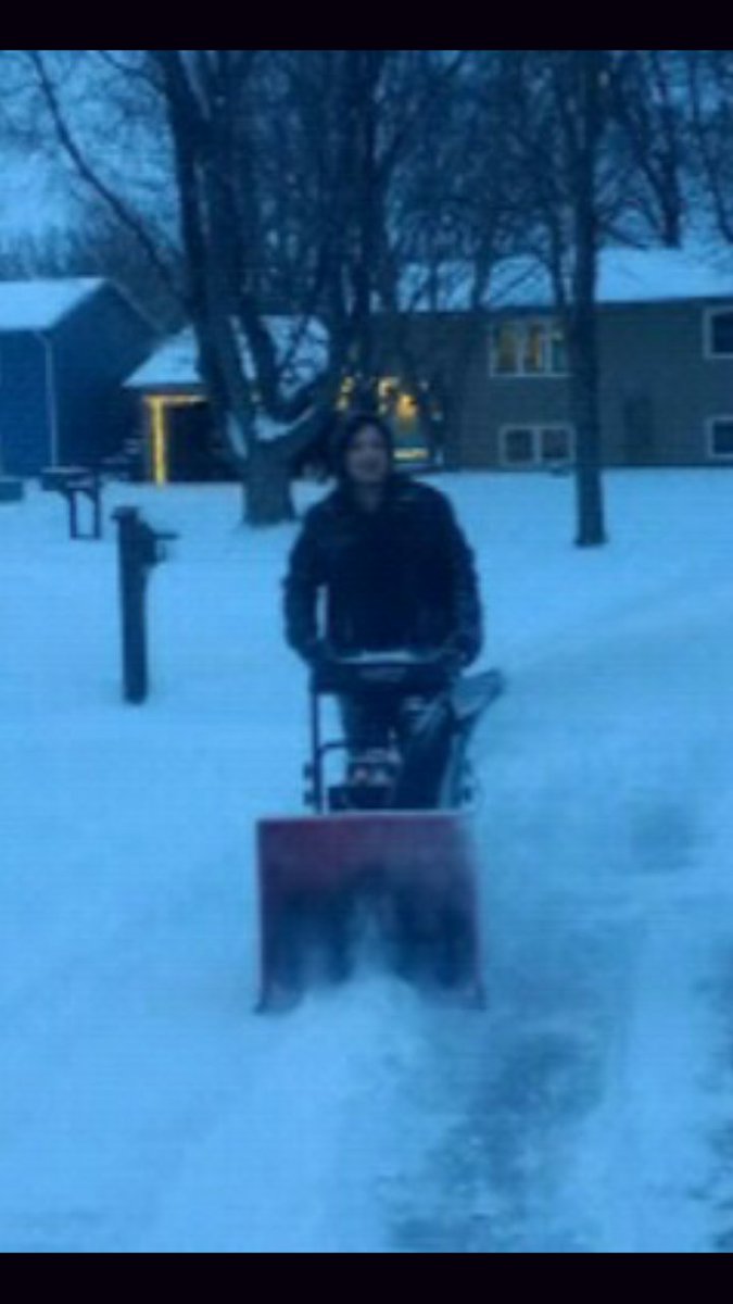 sethbbanzai's tweet photo. Meanwhile in South Dakota #snowblowing #snow #605 #twentybelow #mrfreeze https://t.co/idxdf6F8tI