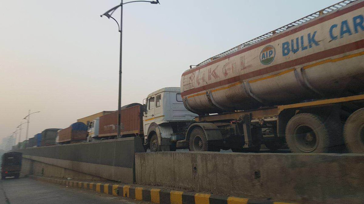 vism2809's tweet photo. Pathetic situation today morning at 7.30 am on Ghodhbandar Road, Thane. Lot of trucks entered GB road and traffic was at still. Learnt from news paper that no truck were allowed for two days or 30 to 31 Dec. Respected department kindly look into matter. @ThaneCityPolice ; https://t.co/pC07tdRhtA