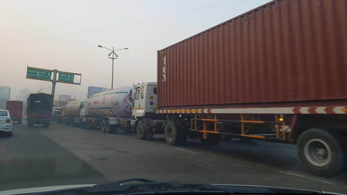 vism2809's tweet photo. Pathetic situation today morning at 7.30 am on Ghodhbandar Road, Thane. Lot of trucks entered GB road and traffic was at still. Learnt from news paper that no truck were allowed for two days or 30 to 31 Dec. Respected department kindly look into matter. @ThaneCityPolice ; https://t.co/pC07tdRhtA
