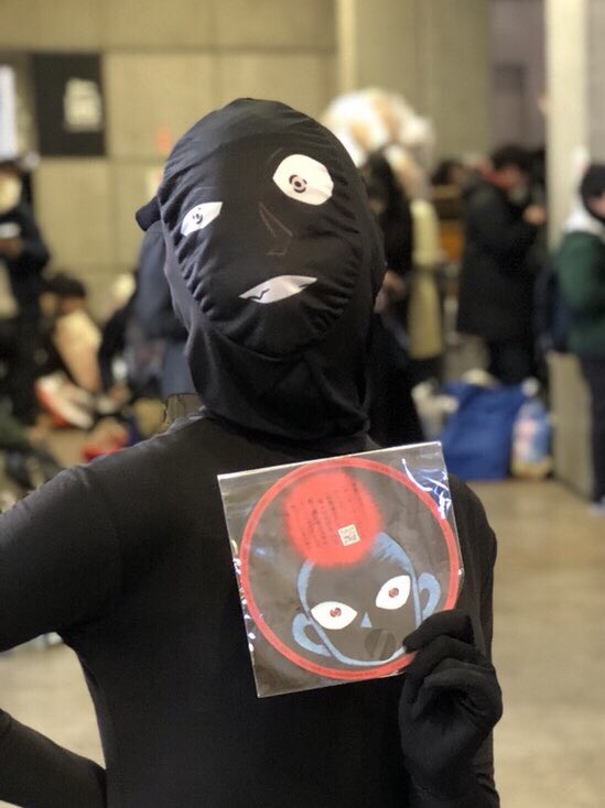 小学館コミケ 公式 على تويتر 本日も小学館ブースには名探偵コナンの黒い犯人 犯沢さん 仮名 が出没中 いいモノ 配ってますよぉ C93 名探偵コナン