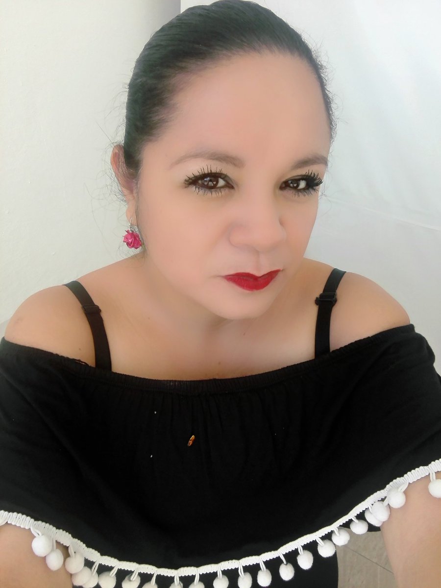 IsabelGozl's tweet photo. @Juanenla99 #ConMiÚltimaQuincenaDelAño me comprare ropita :) estoy en el grabajo https://t.co/YUrpvYMXUj