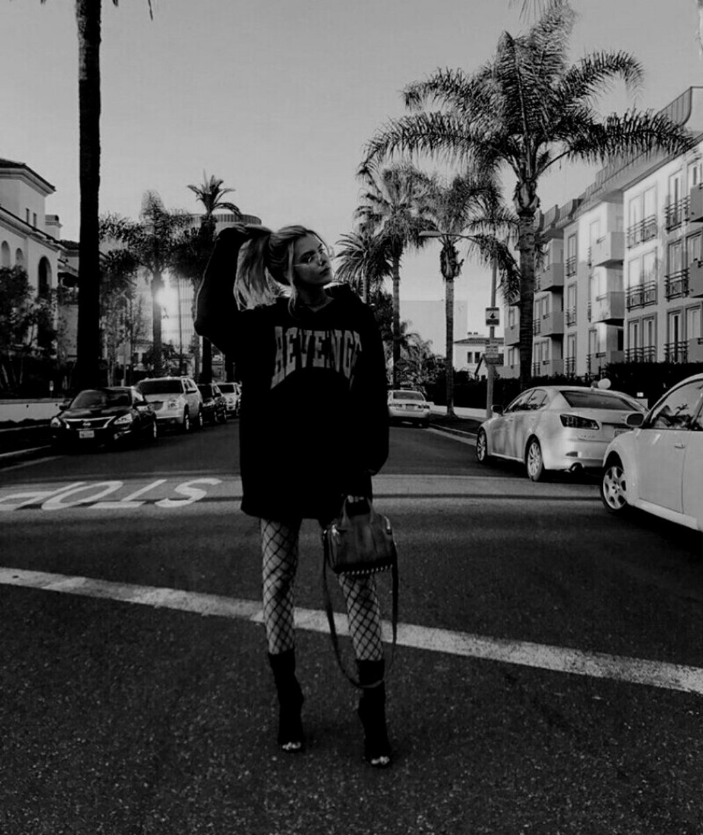 sweetttbae's tweet photo. Not everyone around you has good intentions;💣 https://t.co/Ol8tXbPbsC