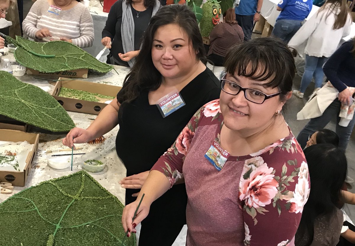 JLokpcb's tweet photo. Kaiser Permanente Woodland Hills Pain Management Medical Assistants Meilyn Ortencio and Maria Sandoval-Piñon with Supply Chain Manager Lou Sico and guest Lisa Mercado adding the finishing touches on the Kaiser Permanente #RoseParade Float #kpcommunityhealth https://t.co/k032EIC5zp
