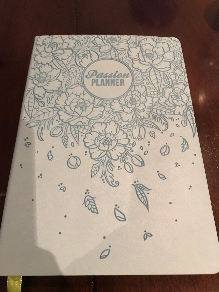 Clopezd09's tweet photo. @passion_planner Excited for what I just got in the mail today!!! Just in time for the New Year!! 😊 https://t.co/VNQkjHLy7L