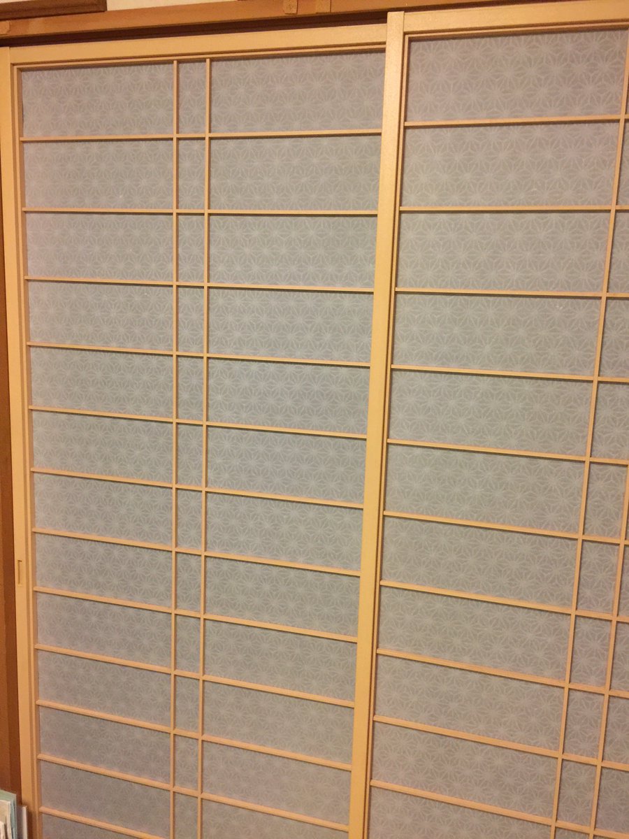 お正月の花を飾りたい一心で昨夜は掃き出し窓と腰高窓の2間 4枚を一心不乱に張り終え気持ちも窓も清々し✨ 足腰は毎度のことながら筋肉痛。