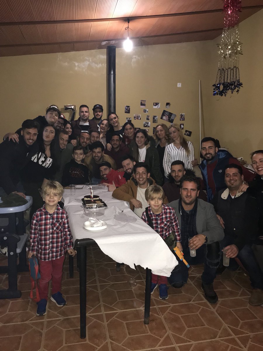 inesmh3's tweet photo. Fiesta sorpresa para mi amor 💕🎁🎂❤️😍🎉👨‍👩‍👧 https://t.co/ORqgN5ZcXq
