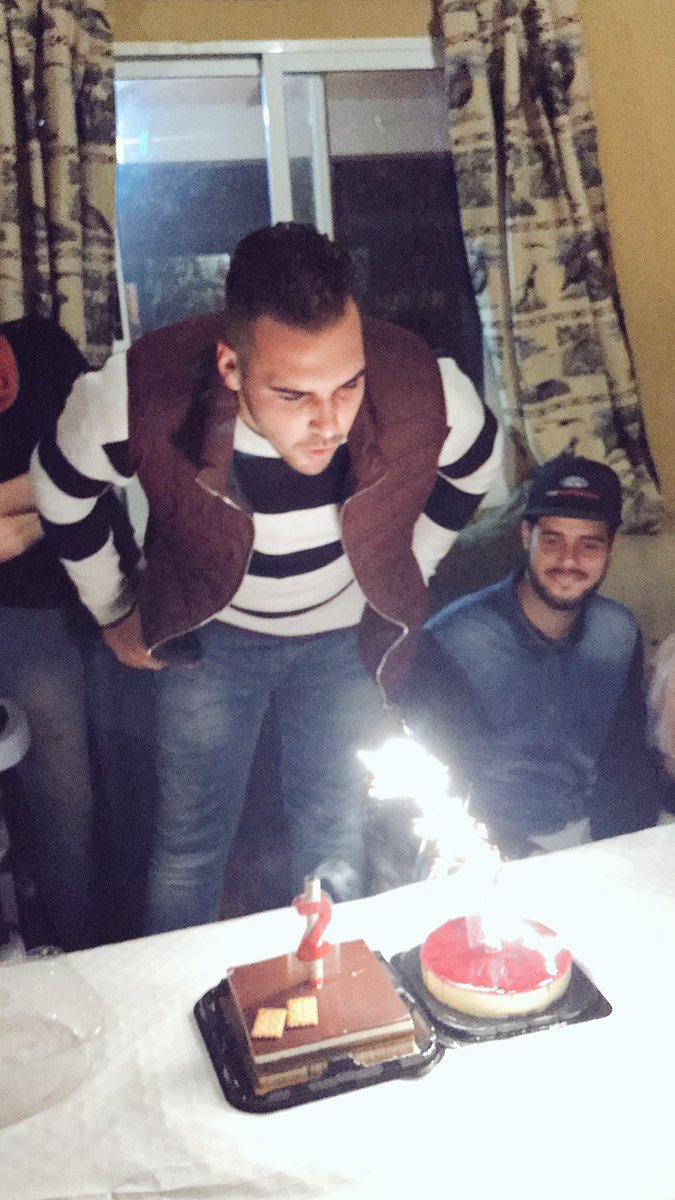 inesmh3's tweet photo. Fiesta sorpresa para mi amor 💕🎁🎂❤️😍🎉👨‍👩‍👧 https://t.co/ORqgN5ZcXq