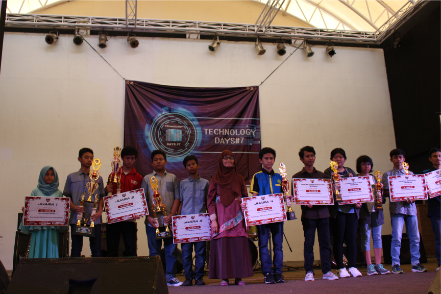 Daftar Juara Ahmad Dahlan Robotic Competition 2017 adrc.uad.ac.id/2017/12/30/daf…