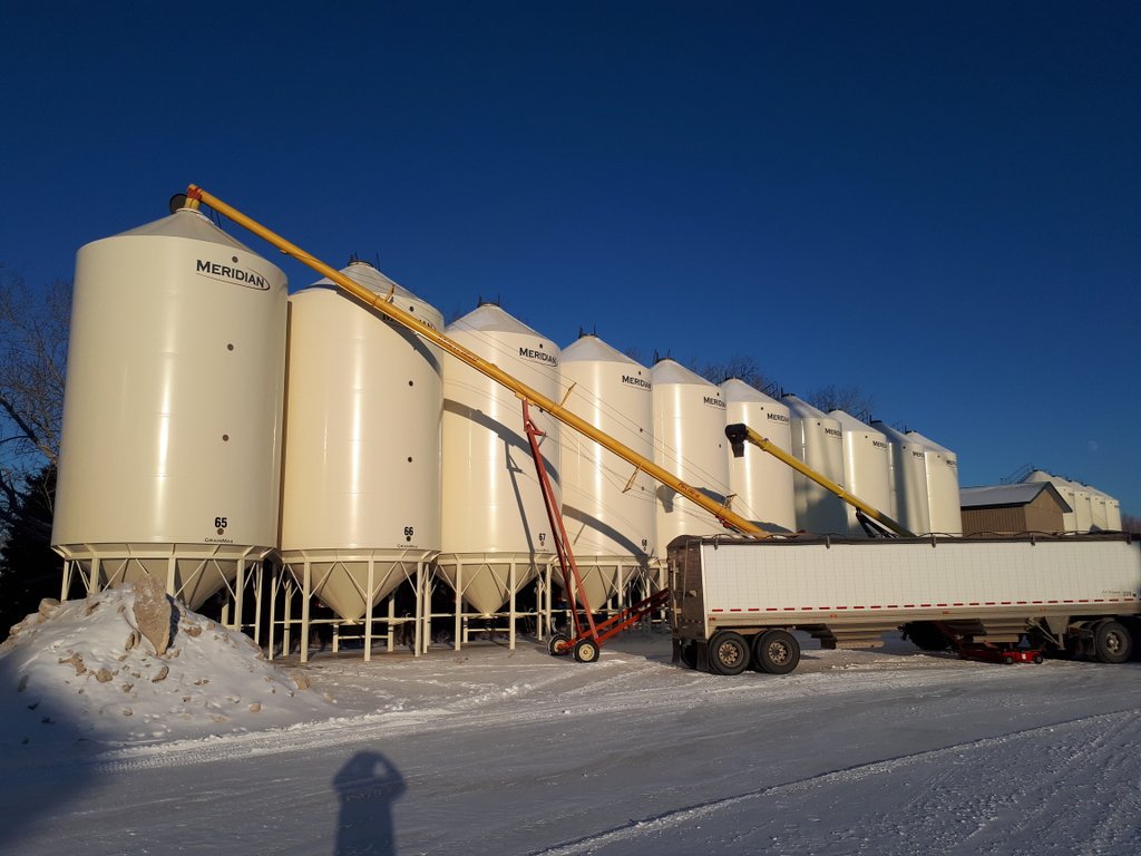 FSL_Merrill's tweet photo. Brrrrr... Last load of Certified SY Rowyn is in the bin. Last load moved in 2017 is in the books. Ready for a fresh start in 2018. #plant18 We will be Ready! #FSL #bluetag https://t.co/RXdtImcUpZ