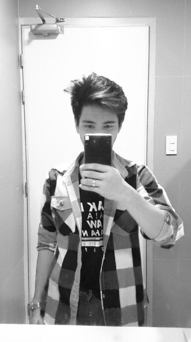 LopezJogie's tweet photo. Naging tao rin ako
#OOTD
Masaya sana ako kung nandito ka sa tabi ko
#Bhoss
#Kulot https://t.co/CA0VbL9ViW