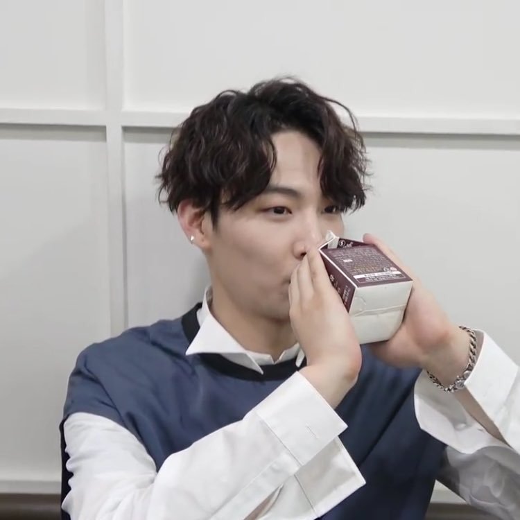 jaebeomthinqs's tweet photo. jaebum drinking his MILK (2017) https://t.co/Y2Nh2CFuOT