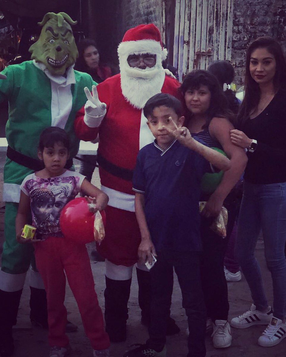 RobertoBlake_'s tweet photo. Hola #Tonalá buenas noches, te quiero compartir qué estoy visitando la Colonia Loma Bonita en conjunto con la Asociación Civil #RBT con la tradicional #Posada2017 #RobertoBlake https://t.co/4vMRUuo4xS