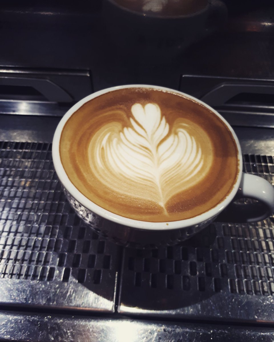 #flatwhite #flatwhitefriday #costa #costacoffee #friday #coffeetime #job #baristalife #latteart #premierinn #gatwicknorth #uk #péntek #instapic #coffee  <a href="/costacoffee/">Costa Coffee</a> @costacoffeeworld ✌🙃