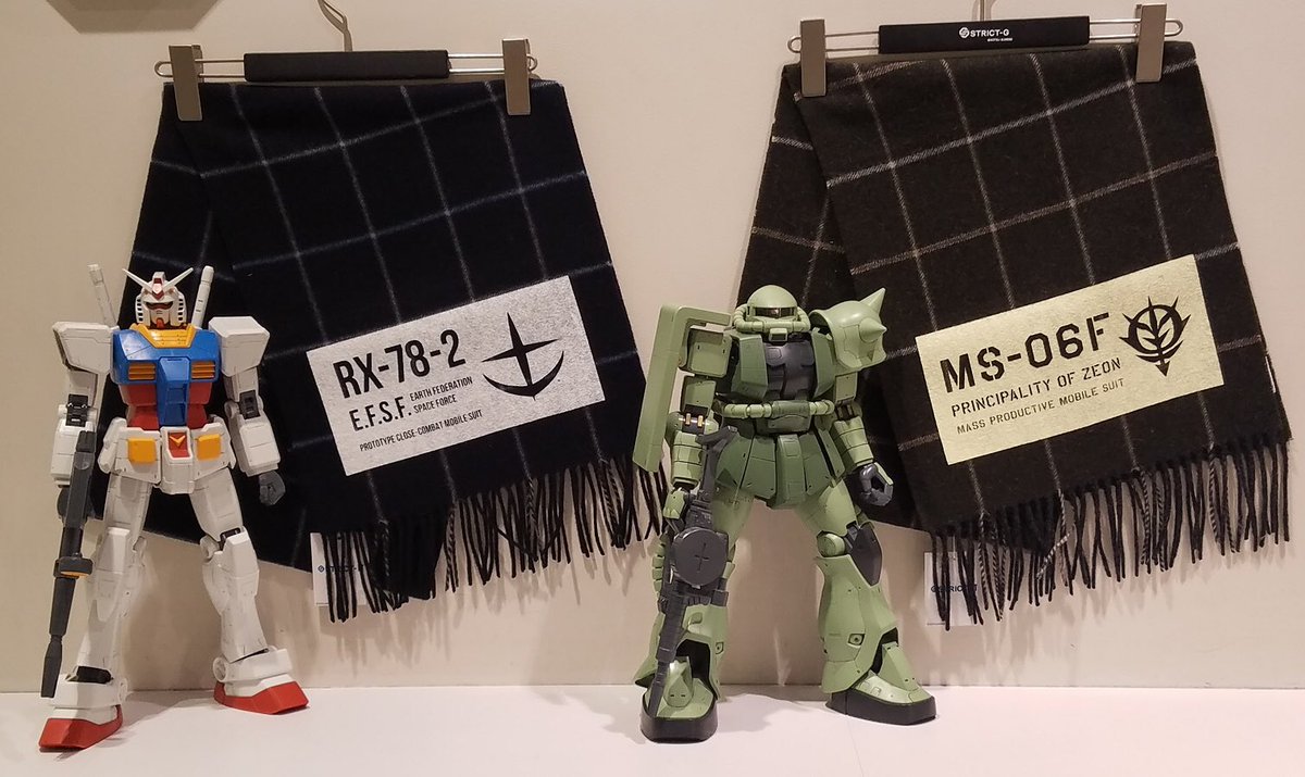 Strict G こんにちは 静岡店です ファーストガンダムモチーフの手袋 マフラーが新登場 手袋はネイビー色にpopなe F S Fデザイン マフラーは落ち着いた格子柄に連邦軍 ジオン軍マーク Ms型式番号をデザイン 初詣にいかがでしょうか Strictg