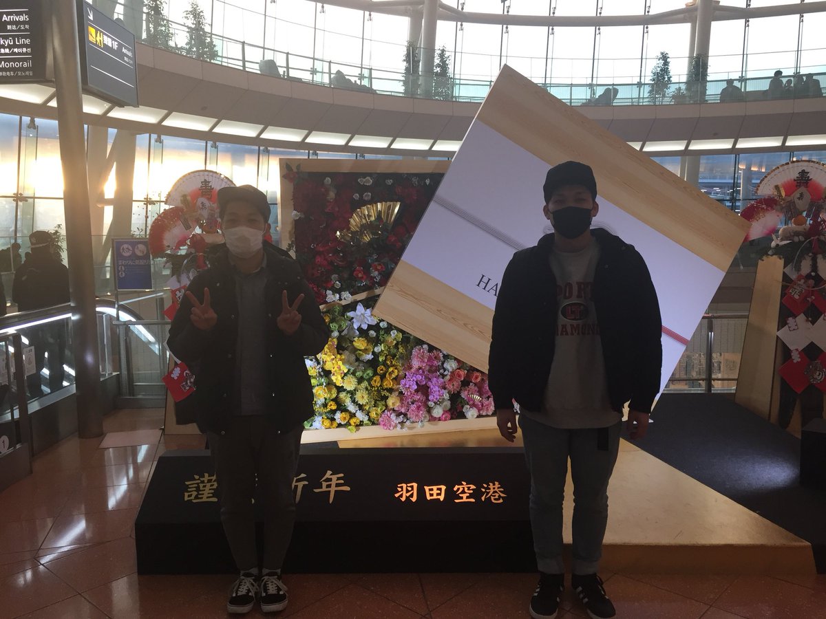 Shaaaaaaaaah2's tweet photo. 東が帰りの飛行機予約してくれて
羽田空港から飛び立とうしたら1/30の航空チケットでした。

26,000円。帰れず。詰んだ。 https://t.co/tKpPbWUy6t