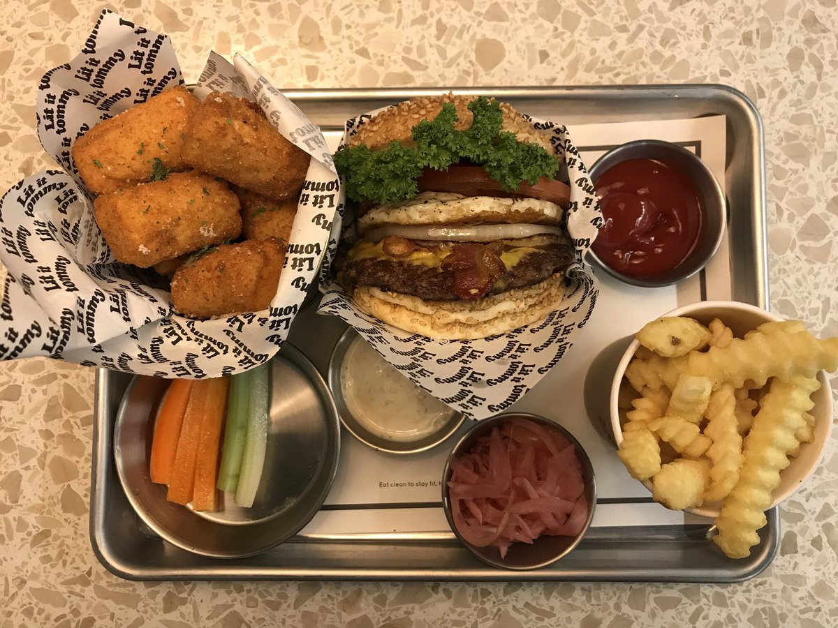 toddsample_eats's tweet image. 정통 외국음식 불모지인 사당역 인근 골목 안 보석을 찾았다🤣오픈한지 한달 된 수제버거집 ’릿잇타미’의 셰프는 세계 3대 요리학교 중 하나인 CIA 출신이고👍🏼미국식 버거는 네가지만 있고 심플하고 맛있다🍔센스 있게 핸드앤몰트 맥주만 판다🍻서초구 방배천로2안길31