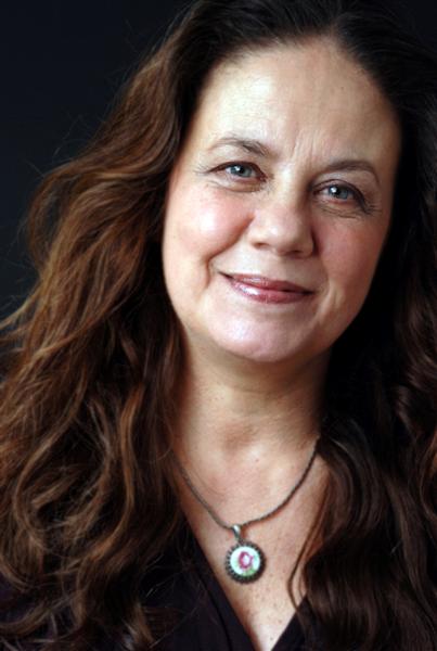 Bir güzel insandı, tam teşekküllü tiyatrocuydu, çevirir, inceler, oluşturur, oynar, pişirir sunardı... O kadar az ki onun gibisi. Bir başka zaman bilgisinin insanıydı. Tüm sevenlerinin ve seyircilerinin başı sağ olsun #AyşeSelen