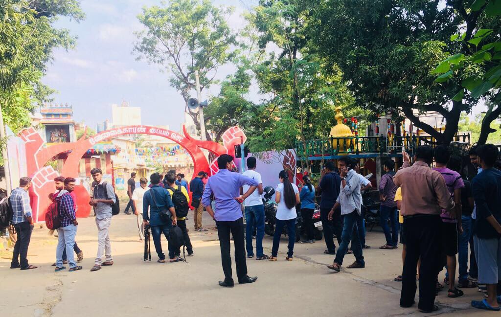 24AMSTUDIOS's tweet photo. #VelaikkaranSetVisit for Public has started 😊👍🏻 #CooliekkarakuppamSet #PrasadFilmLab https://t.co/gRKzayzISd